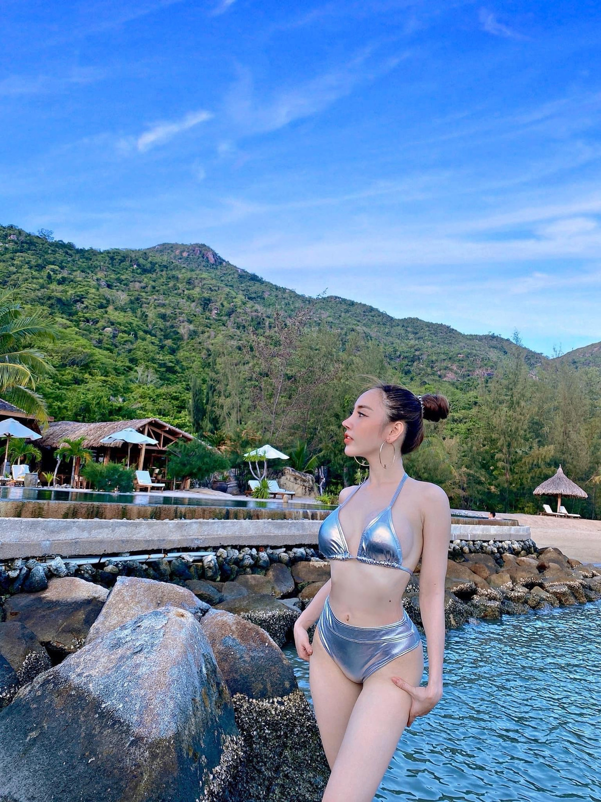 Lại có những lúc, thần thái của cô nàng hot girl Hà Anh toát lên vẻ đẹp quyến rũ, sắc sảo rất riêng khiến nhiều người ấn tượng.