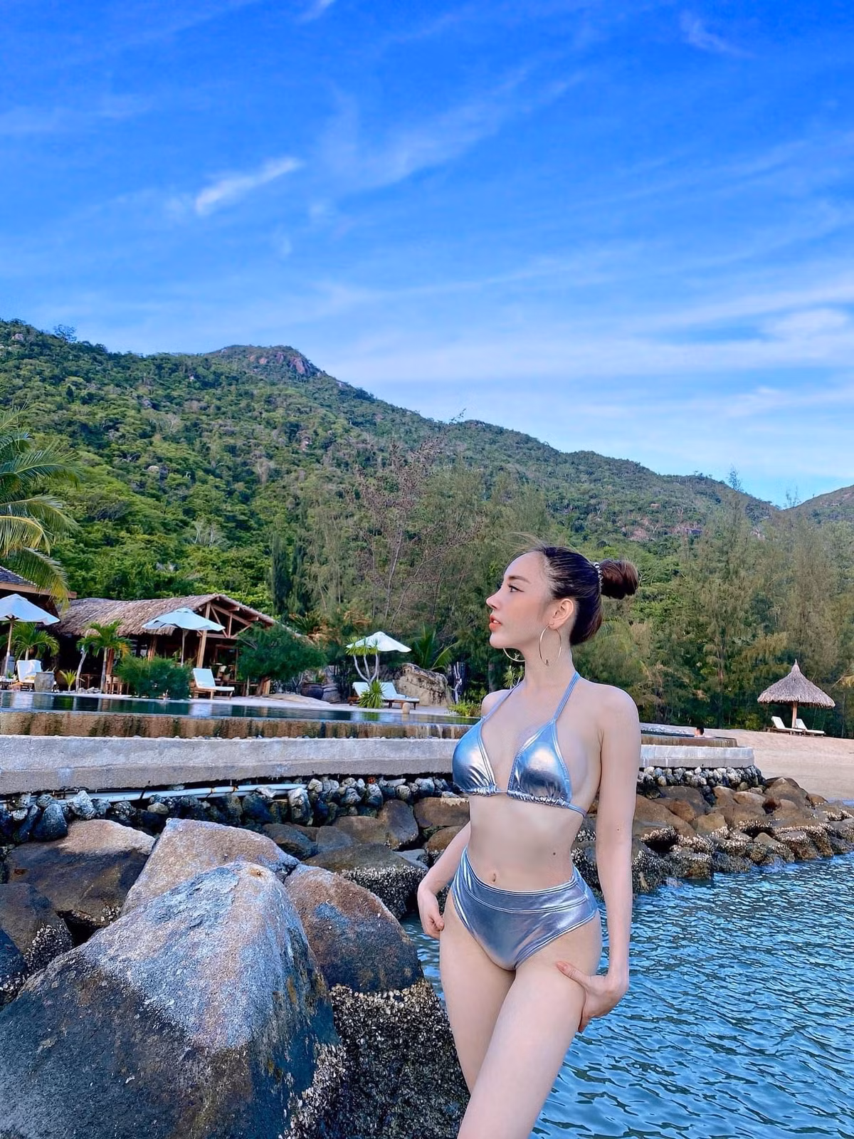 Lại có những lúc, thần thái của cô nàng hot girl Hà Anh toát lên vẻ đẹp quyến rũ, sắc sảo rất riêng khiến nhiều người ấn tượng.