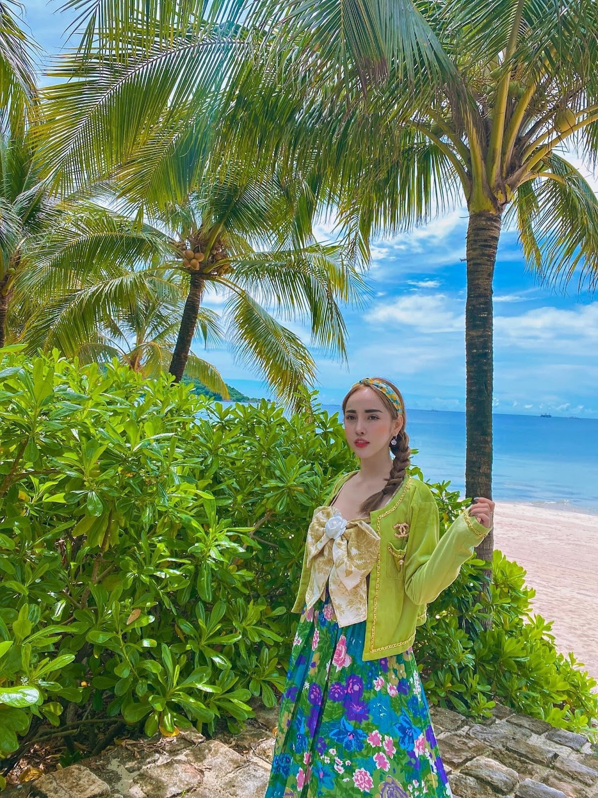 Hoàng Hà Anh dễ dàng thu hút đối phương ngay từ khi gặp mặt với khuôn mặt V-line nhỏ nhắn, các đường nét thanh tú, đặc biệt là sống mũi cao thẳng.