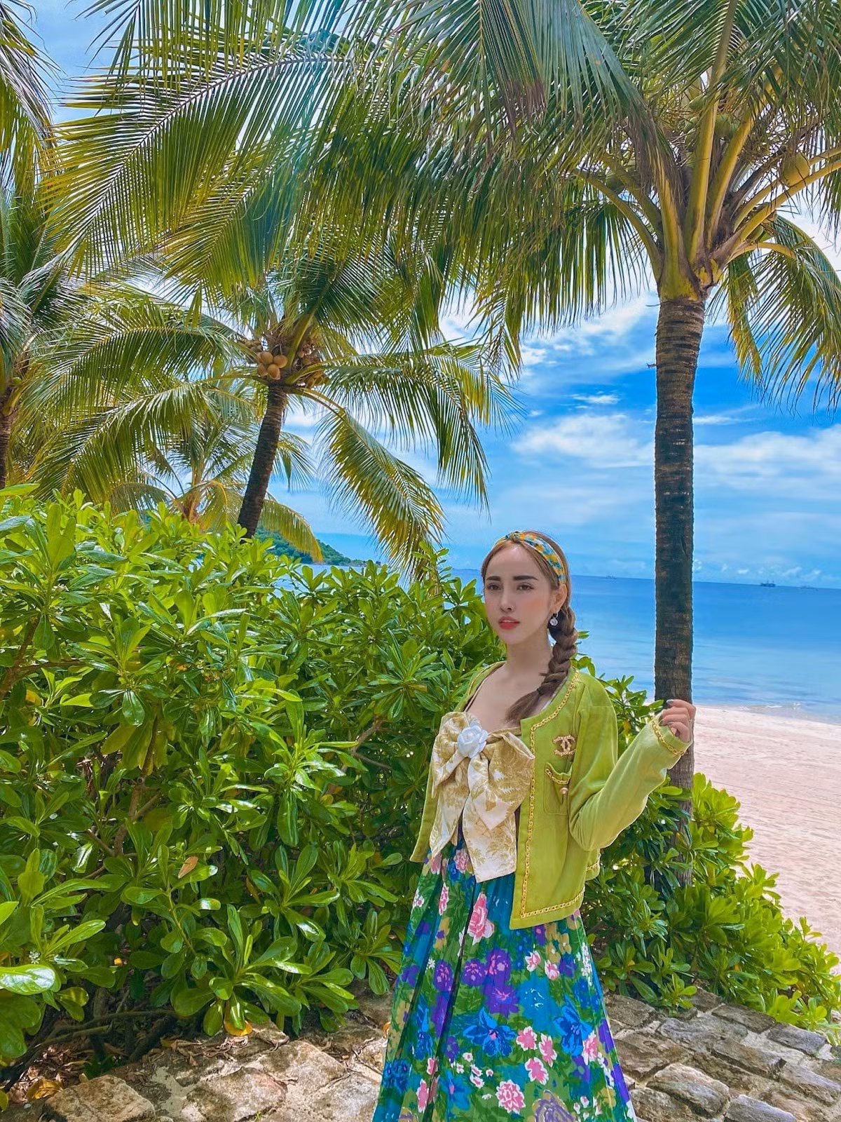 Hoàng Hà Anh dễ dàng thu hút đối phương ngay từ khi gặp mặt với khuôn mặt V-line nhỏ nhắn, các đường nét thanh tú, đặc biệt là sống mũi cao thẳng.