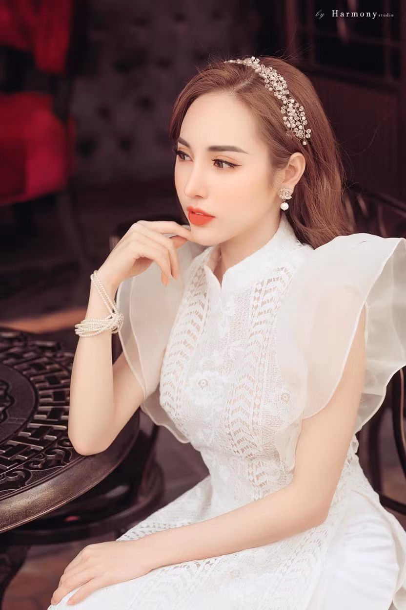 Gương mặt xinh đẹp, vóc dáng thon gọn chính là ưu thế giúp cho Hoàng Hà Anh gặt hái được nhiều thành công trong công việc. Ảnh: FBNV