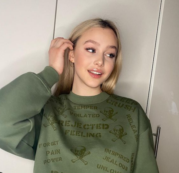 Mái tóc sáng màu, phong cách ăn mặc hiện đại và nụ cười ngọt ngào của 10X được nhiều người nhận xét như nữ chính trong các bộ phim tuổi teen của Mỹ.