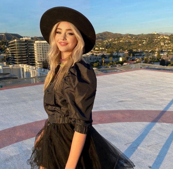 Dù mới chỉ 16 tuổi nhưng Havana đã sở hữu thân hình bốc lửa. Nhìn nàng hot girl này không ai nghĩ cô đang ở độ tuổi của trẻ vị thành niên.