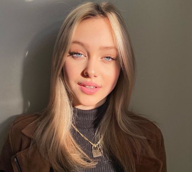 Cô nàng cũng vô cùng nổi tiếng trên mạng với vẻ xinh xắn và gu ăn mặc cực chất của mình.