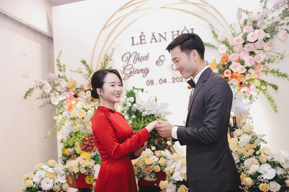 Tuy nhiên, mọi thông tin và hình ảnh trong đám cưới của Xuân Trường và Nhuệ Giang thời điểm đó được gia đình 2 bên giữ kín như bưng. Một đội vệ sĩ được thuê để đảm bảo được việc riêng tư.