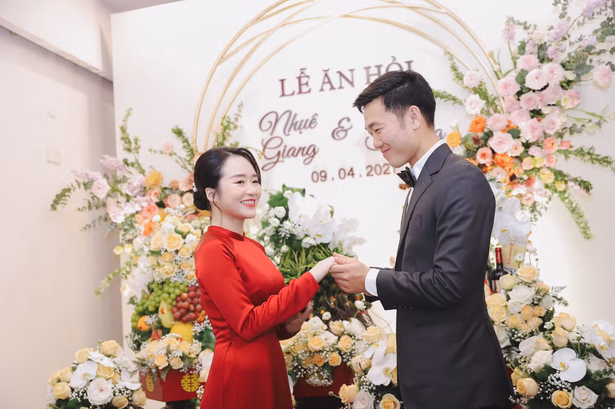 Tuy nhiên, mọi thông tin và hình ảnh trong đám cưới của Xuân Trường và Nhuệ Giang thời điểm đó được gia đình 2 bên giữ kín như bưng. Một đội vệ sĩ được thuê để đảm bảo được việc riêng tư.