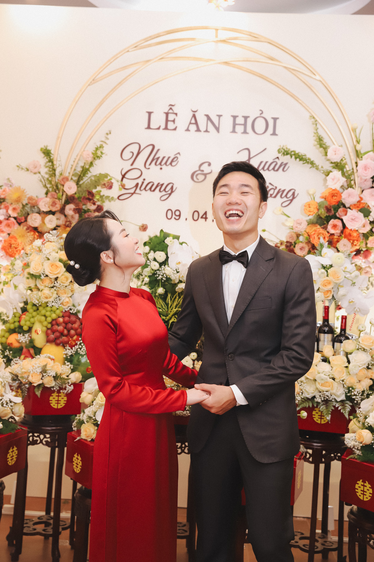 Được biết đến là chàng cầu thủ hiếm khi cười mỗi khi xuất hiện trước công chúng, nhưng hình ảnh cười tít mắt của Xuân Trường cùng Nhuệ Giang cho thấy chàng tiền vệ đã vui cỡ nào khi lấy được vợ.