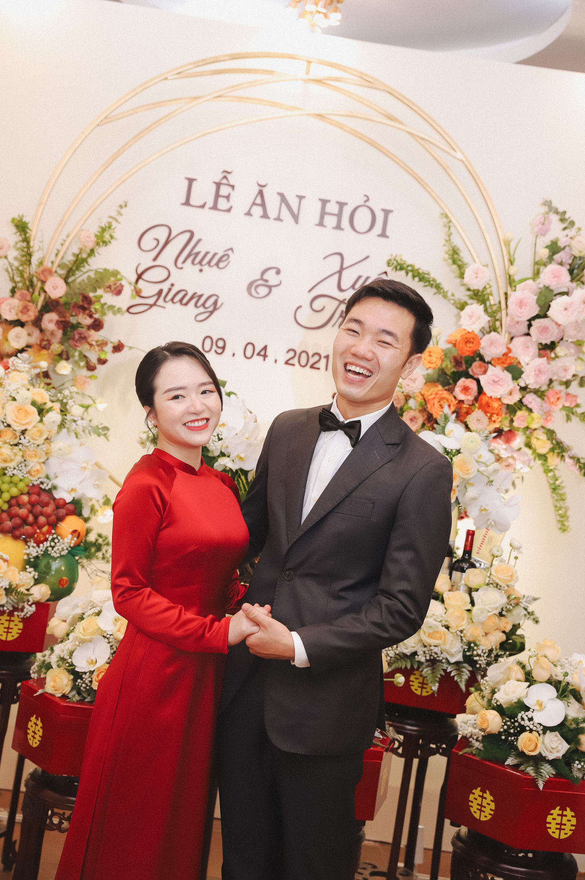 Trong bức ảnh là Xuân Trường và Nhuệ Giang đang cười vui vẻ trong ngày ăn hỏi.