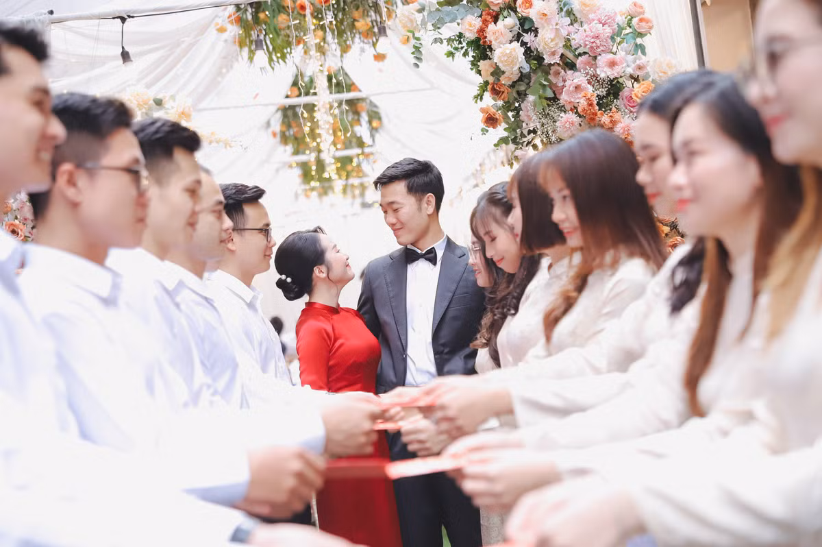 Xuân Trường và Nhuệ Giang đứng sát bên nhau chụp ảnh kỷ niệm, cô nàng mỉm cười và tỏ ra khá ngại ngùng khi đứng trước nhiều người, còn chàng tiền vệ của CLB HAGL thì tự tin hơn trước ống kính.