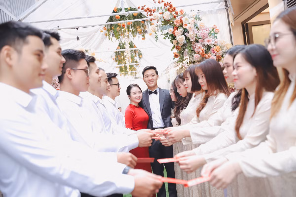 Đến hôm nay, chắc do lấy được vợ xinh nên Xuân Trường đã vui vẻ, cười tít mắt nhìn chẳng khác một đường chỉ trên mặt, khoảnh khắc này ai nhìn cũng phải cười nghiêng ngả.