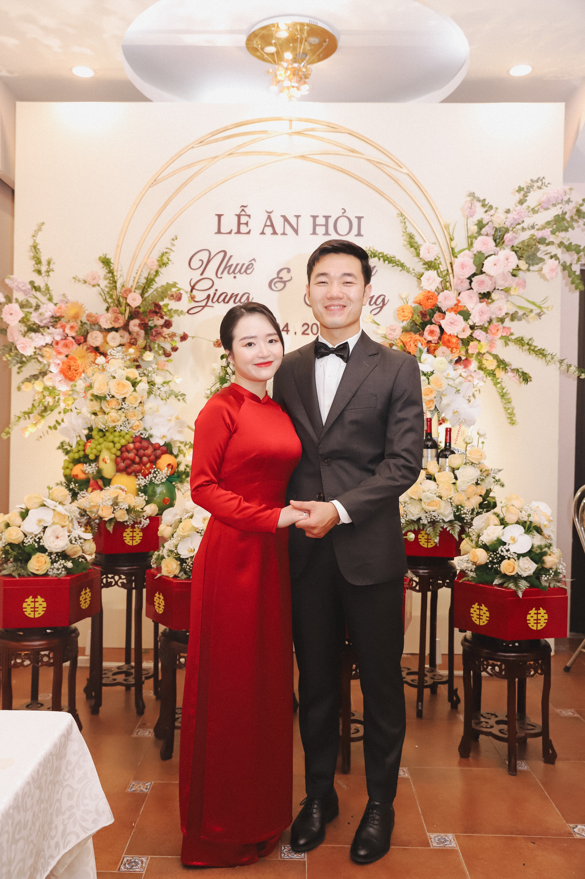 Trong loạt khoảnh khắc trong ngày lễ trọng đại, gương mặt của chú rể Xuân Trường được chú ý nhiều hơn. Theo nhiều người nhận xét, có thể do góc chụp nên khuôn mặt chàng cầu thủ không được cân đối, lộ vẻ kém sắc.