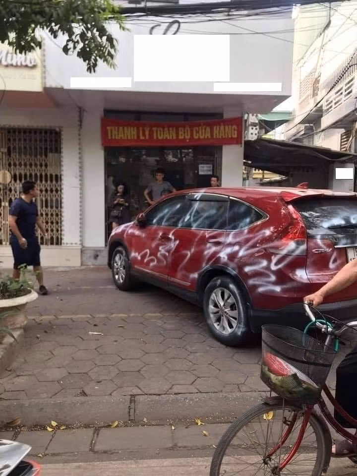 Mới đây lại tiếp tục có thêm trường hợp đỗ xe không đúng nơi quy định và tài xế phải nhận về cái kết "đắng lòng". Theo đó, chiếc ô tô màu đỏ khá lớn đỗ chắn hết cổng của một cửa hàng đã khiến chủ nhà tức giận. Ảnh: Quốc Bình, Oanh Lê/ OFFB