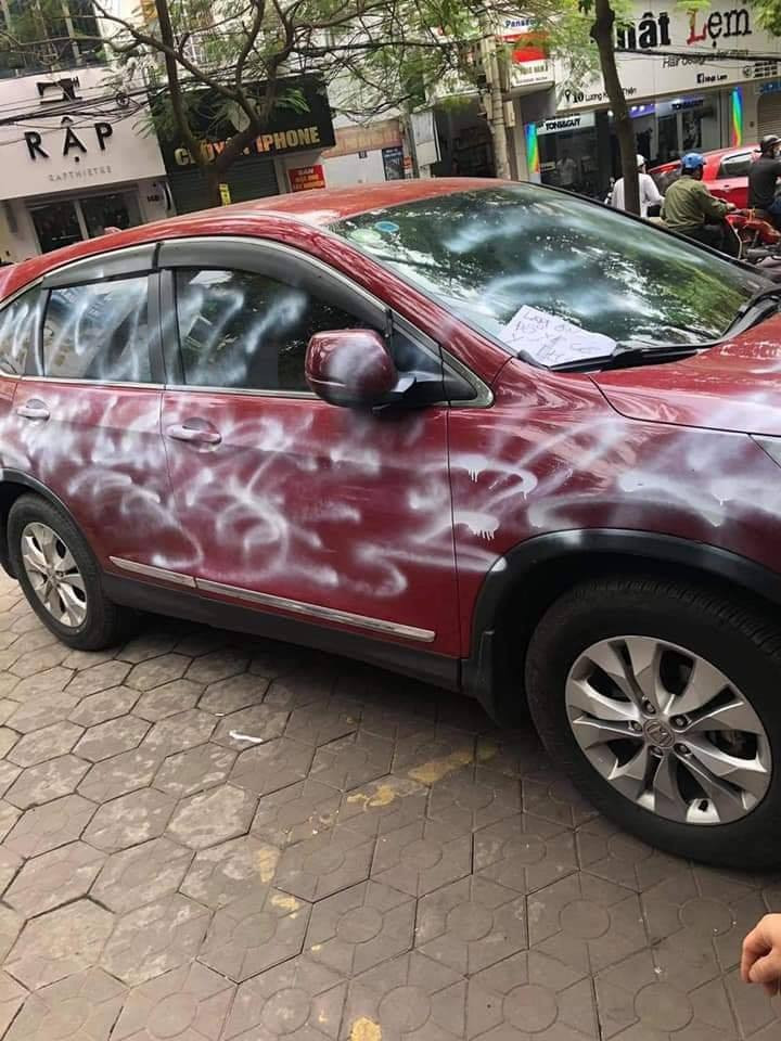 Dưới phần bình luận, phần lớn cư dân mạng bất bình với cách đỗ xe ngang ngược của tài xế. Tuy nhiên cũng có ý kiến cho rằng việc xịt sơn lên xe như vậy là không nên. Ảnh: Quốc Bình, Oanh Lê/ OFFB