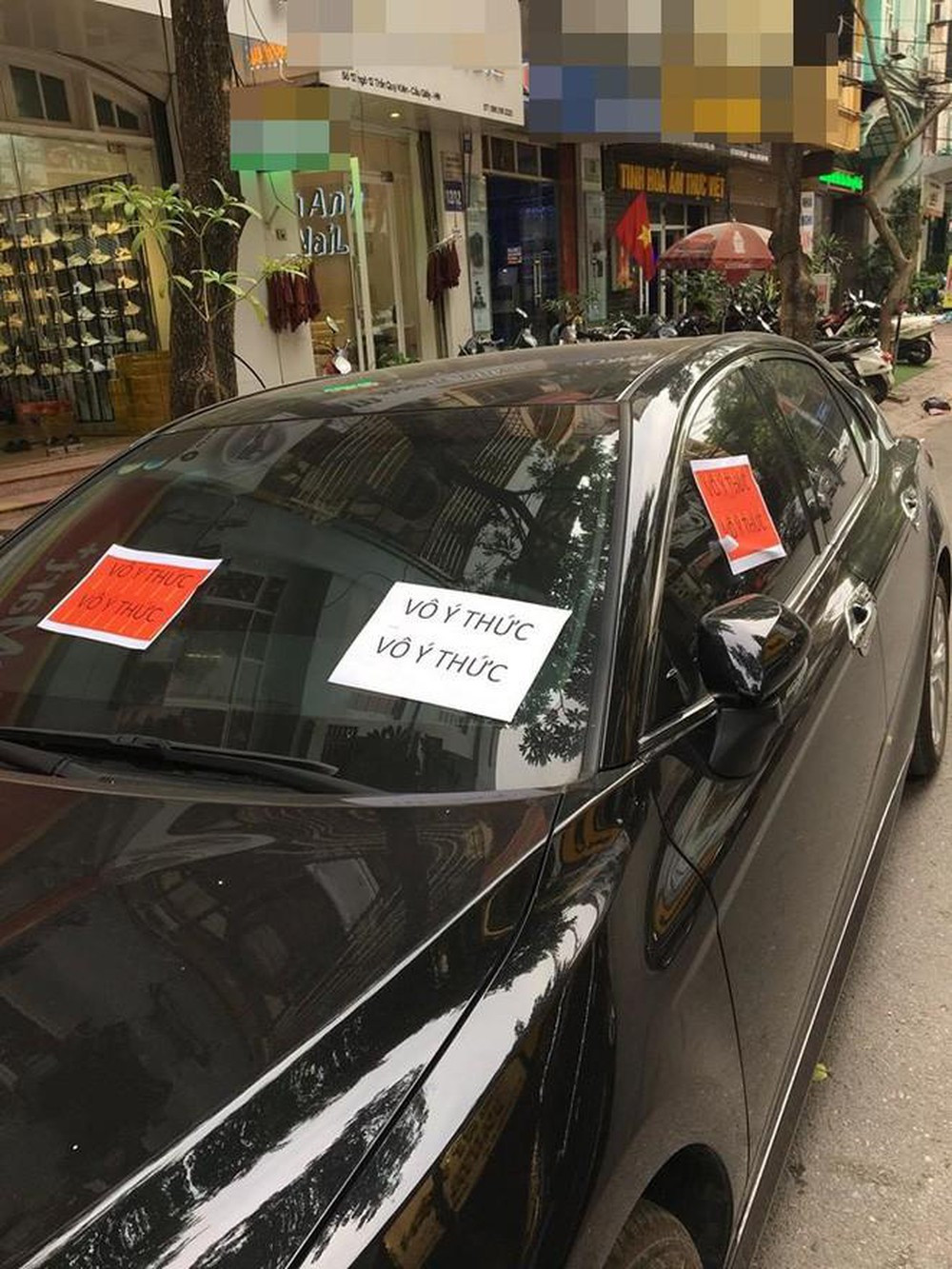 Chỉ cần mẩu giấy trên kính xe đủ thấy dân tình bức xúc ra sao cho màn đỗ xe không đúng quy định.