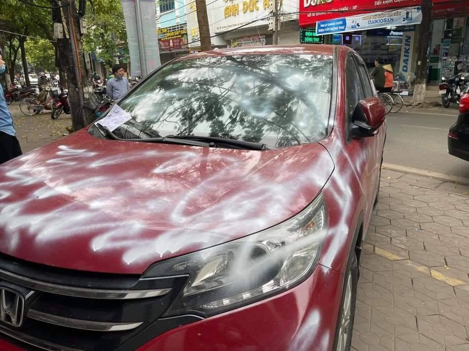 Vì lý do này mà chủ nhà quyết dạy cho tài xế một bài học về hành động đỗ xe vô ý thức. Theo hình ảnh ghi lại, để "dằn mặt" tài xế người chủ nhà đã dùng sơn "vẽ" lên kín xe. Ảnh: Quốc Bình, Oanh Lê/ OFFB