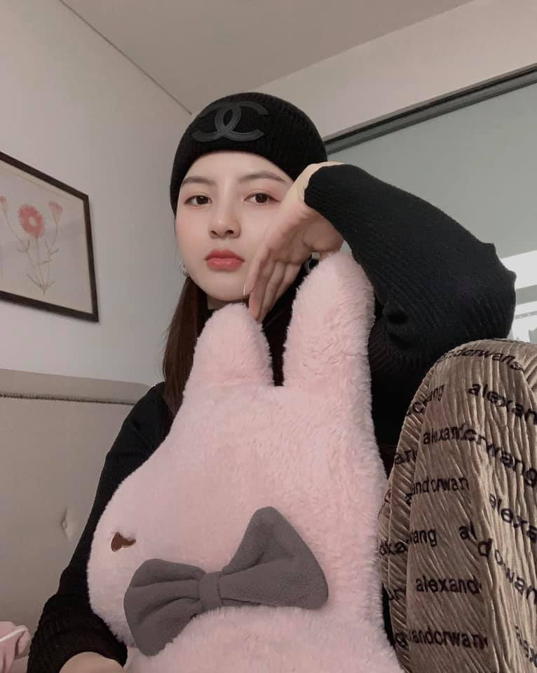 Hiện tại, mọi "nhất cử nhất động" của hot girl này đều lọt vào tầm ngắm của cư dân mạng.