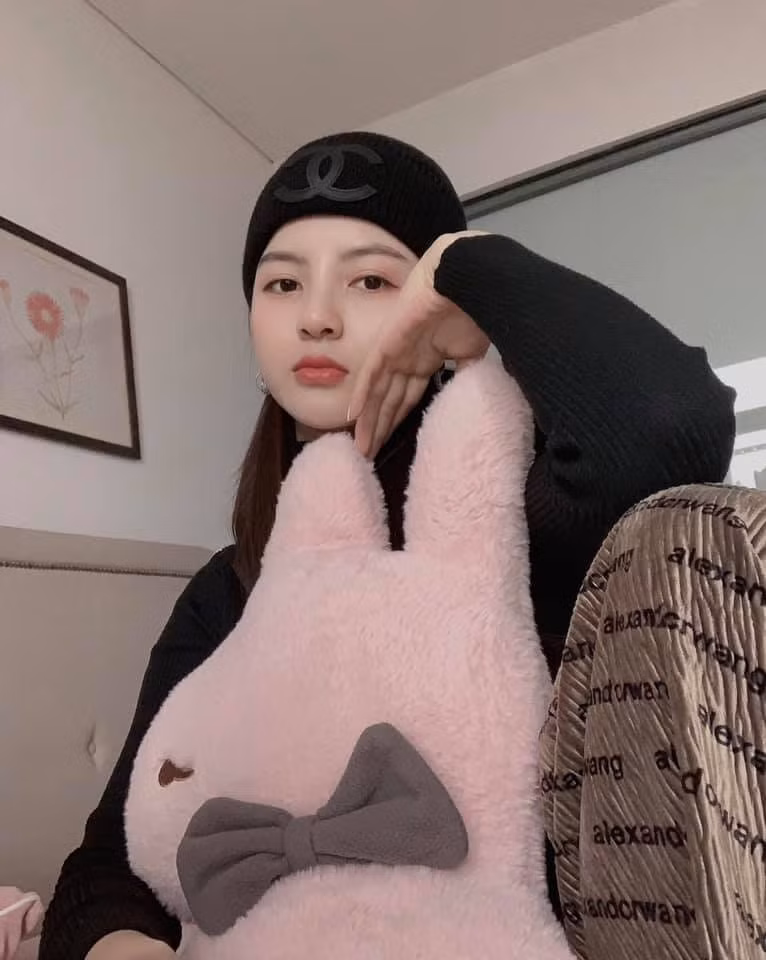 Hiện tại, mọi "nhất cử nhất động" của hot girl này đều lọt vào tầm ngắm của cư dân mạng.