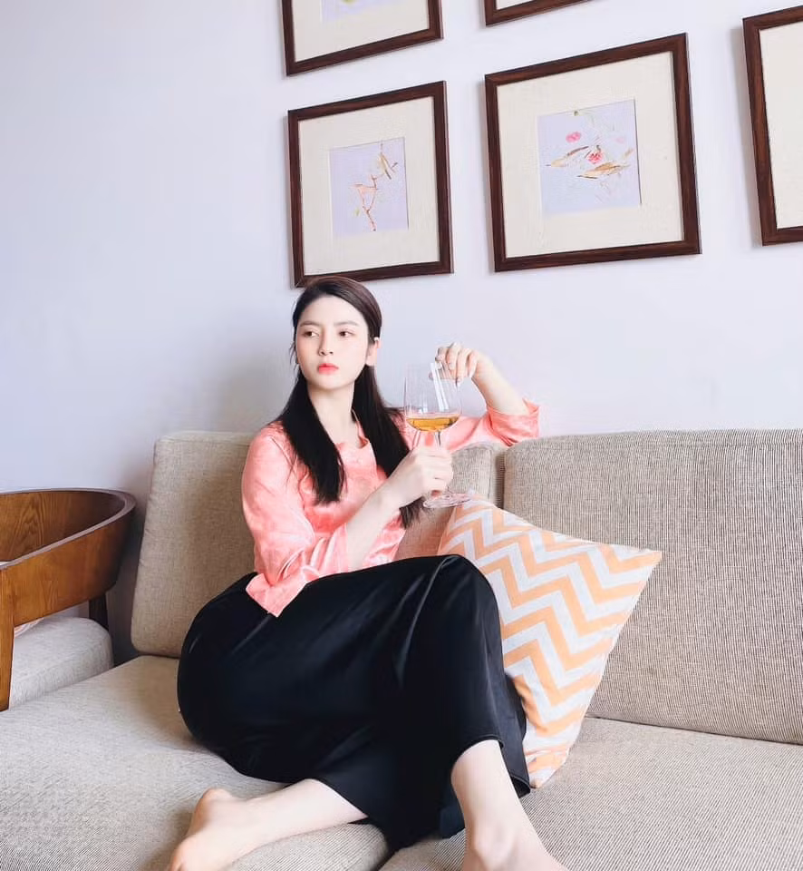 Tuy nhiên, cũng có không ít người lại đánh giá sau thẩm mỹ trông "bạn gái tin đồn" Quang Hải sắc sảo hơn nhiều.