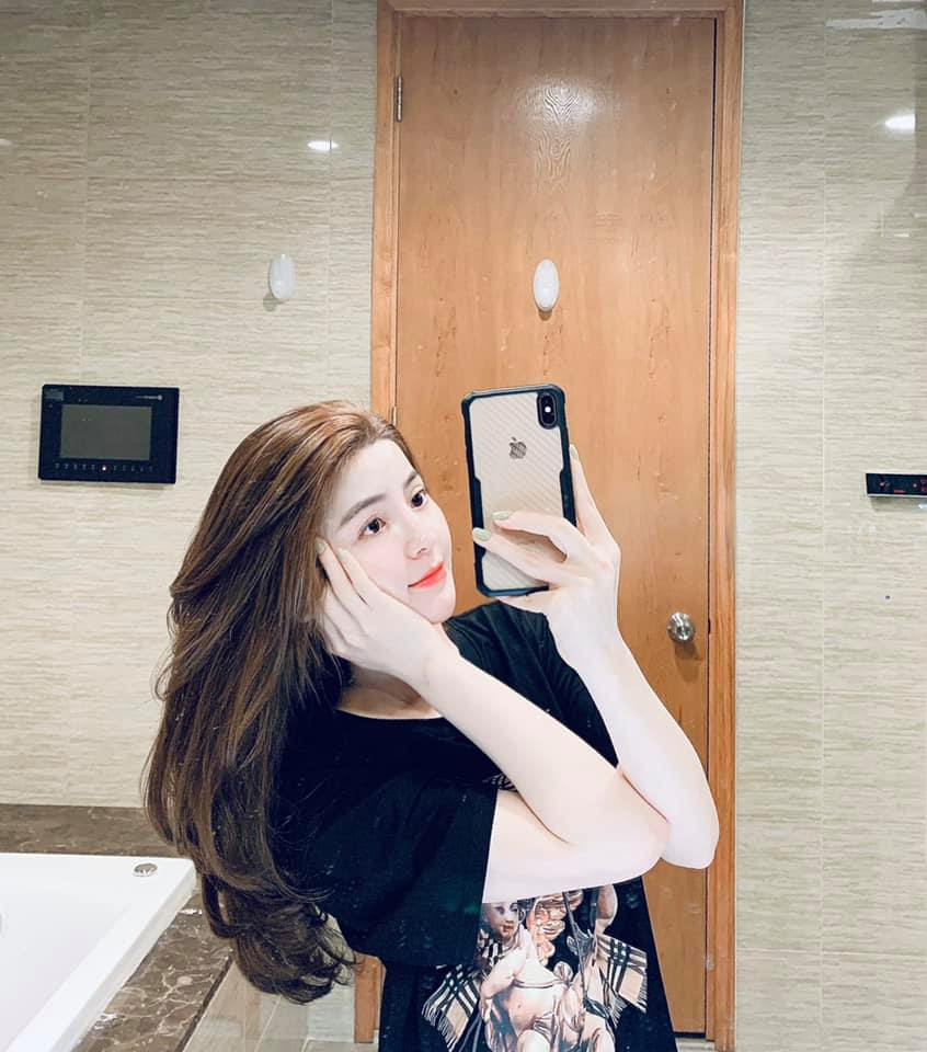 Trên trang cá nhân của mình, người đẹp này thường xuyên khoe nhiều ảnh chăm chỉ đi tập yoga, gym,...