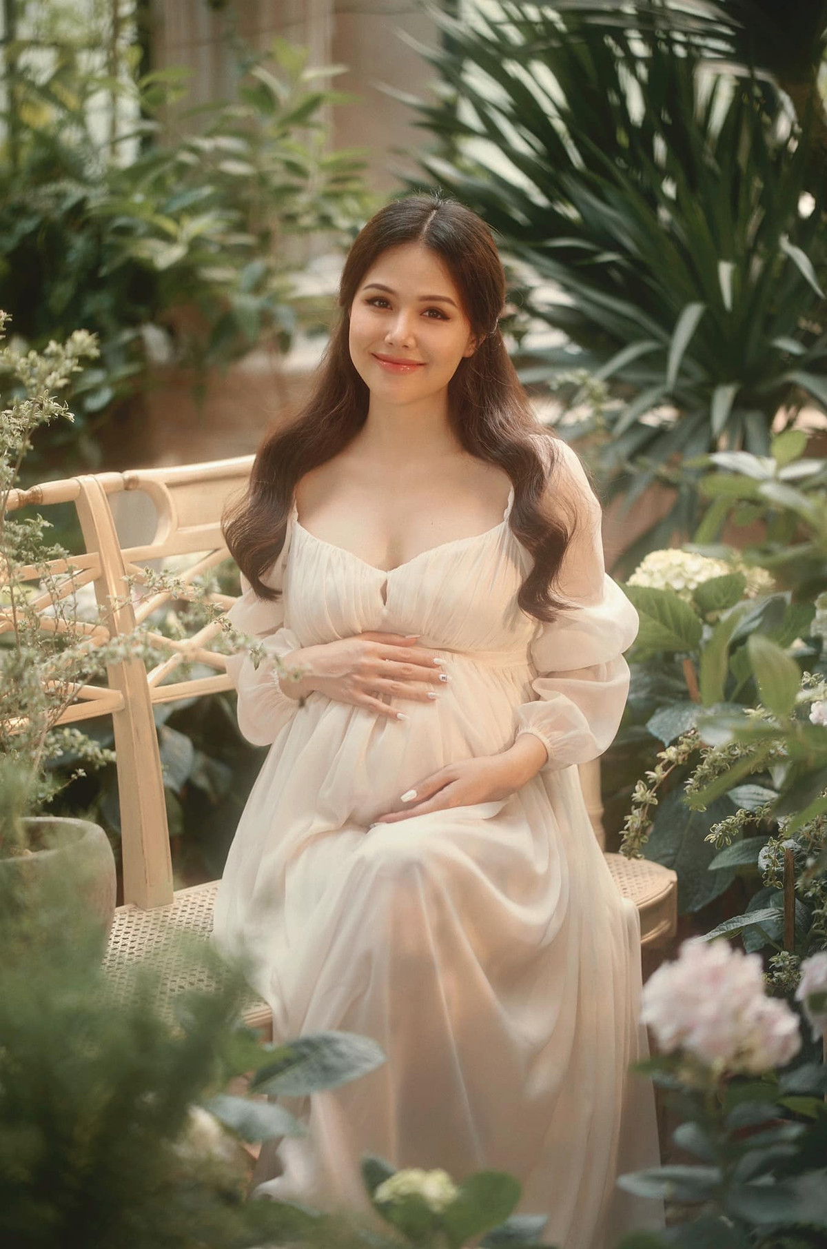 Trong bài đăng nữ diễn viên Phanh Lee chia sẻ "Một trong những điều tuyệt vời nhất của cuộc đời người phụ nữ, đó là được làm mẹ. Waiting for our girl".