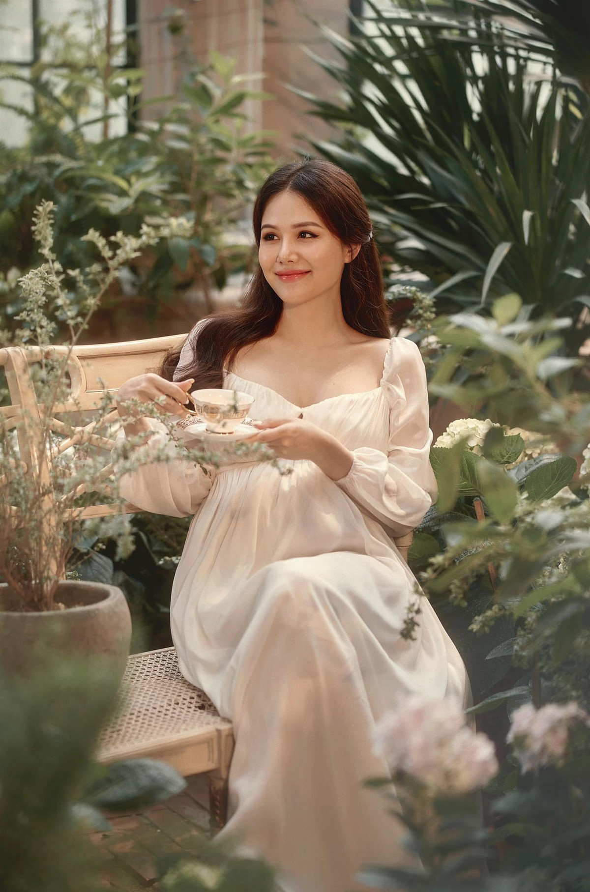 Có vẻ như việc bầu bí không hề làm ảnh hưởng đến nhan sắc của cựu hot girl một thời.