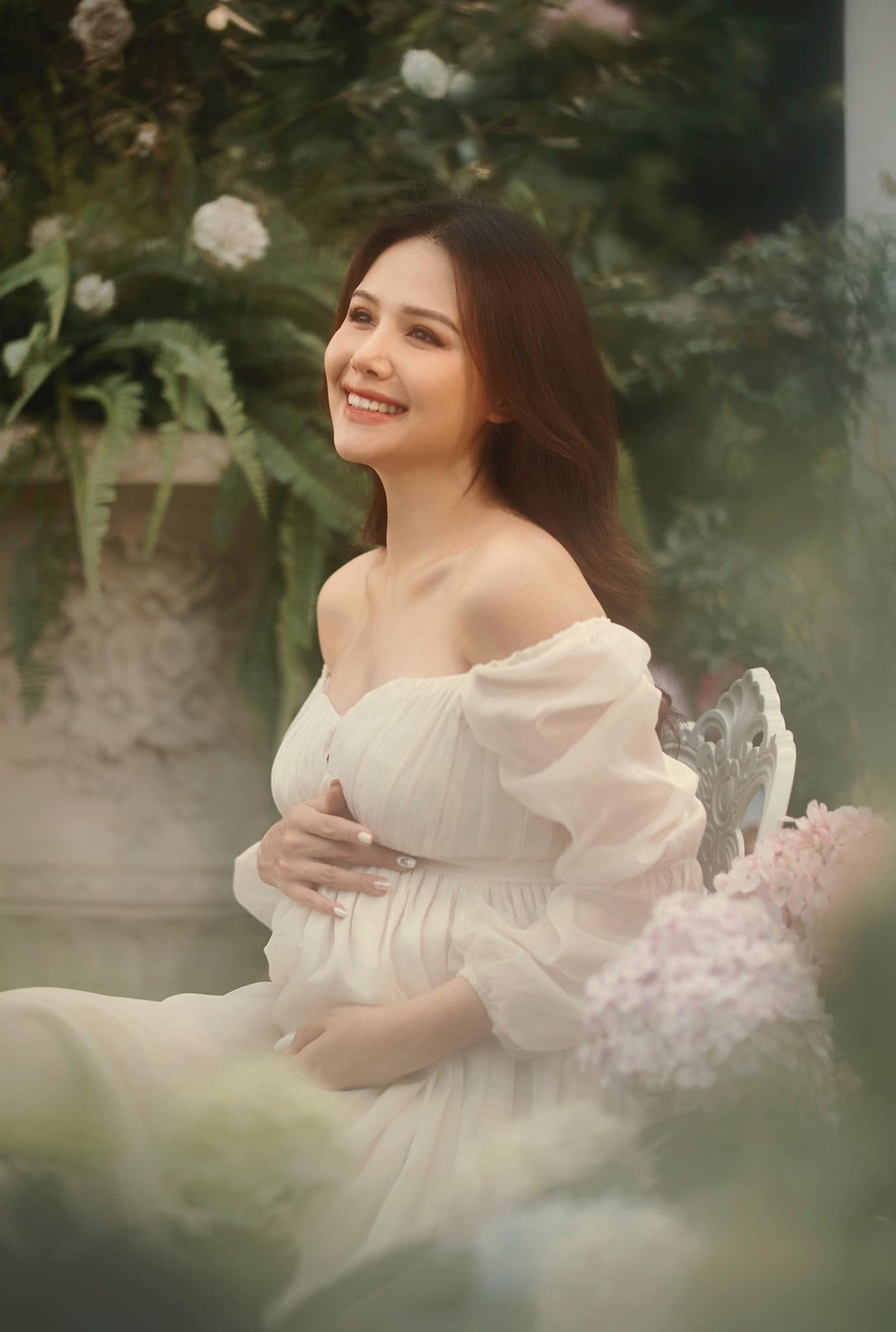 Phanh Lee hiện đã ở những tháng cuối của thai kỳ. Suốt thời gian mang bầu, cô giấu kín thông tin với người hâm mộ và chỉ một số bạn bè thân thiết được biết.