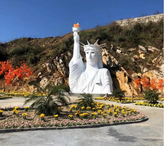 Phiên bản tượng Nữ thần Tự do phiên bản Việt khiến cư dân mạng cười nghiêng ngả vì biểu cảm không hề "giả trân" hơn.