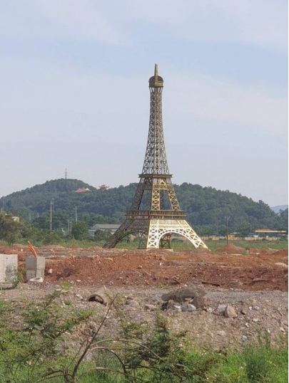Biểu tượng của nước Pháp không chỉ xuất hiện tại Sa Pa, mà trước đó tòa tháp này từng gây xôn xao MXH khi nằm trong công trình dự án nhà ở tại Thanh Hóa cách đây khá lâu.