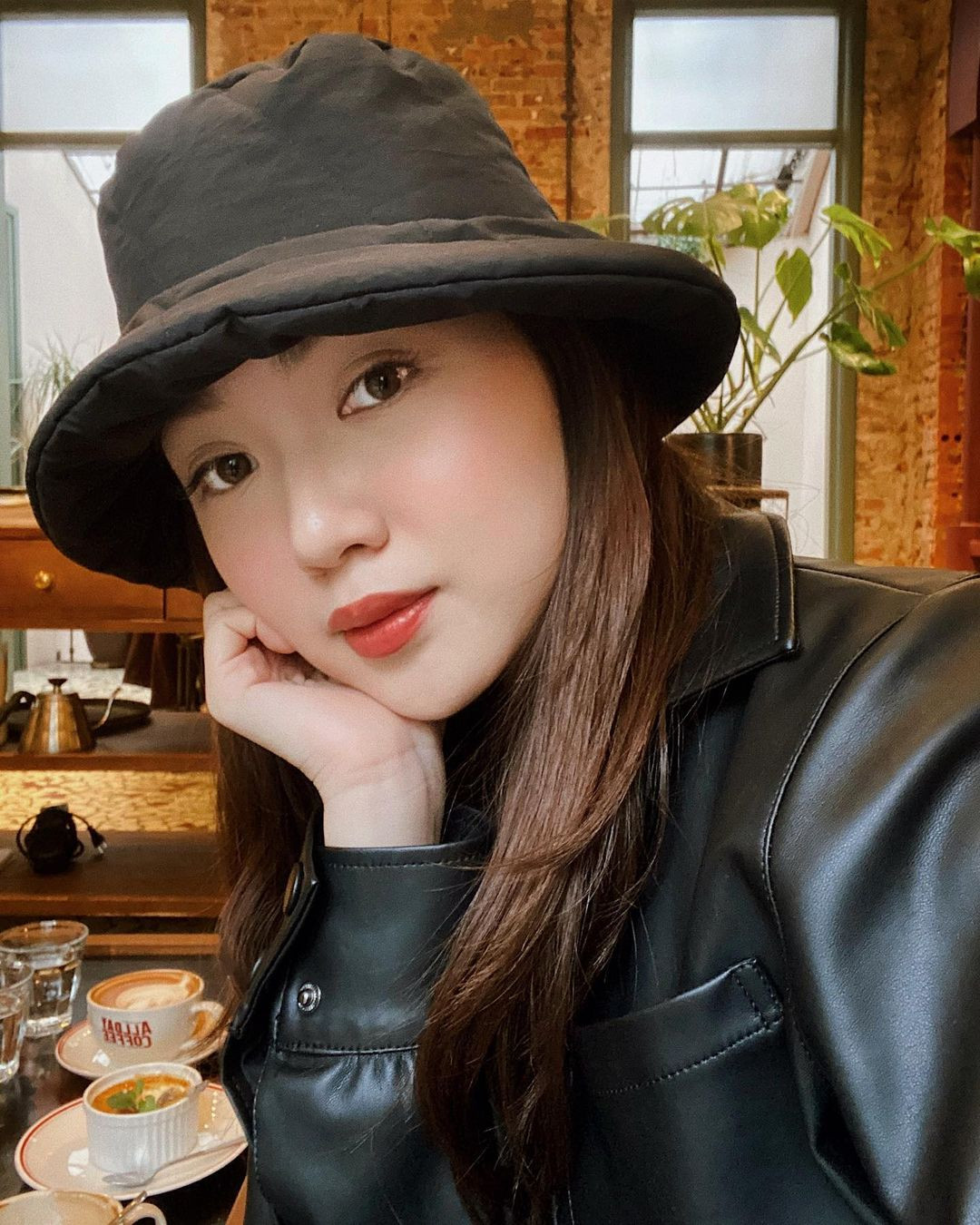 Trên trang cá nhân, hot girl thường khoe ảnh du lịch, check-in ở những địa điểm nổi tiếng trên thế giới.