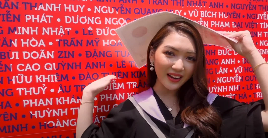 Chloe Nguyễn tên thật là Nguyễn Cao Quỳnh Anh, sinh năm 1997, cô nàng là beauty blogger nổi đình đám trên MXH, các vlog của cô chủ yếu về hướng dẫn làm đẹp.