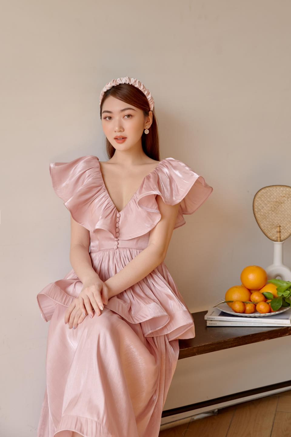 Cô nhận được nhiều tình cảm của dân mạng nhờ lối nói chuyện lưu loát, nhẹ nhàng trong các video.