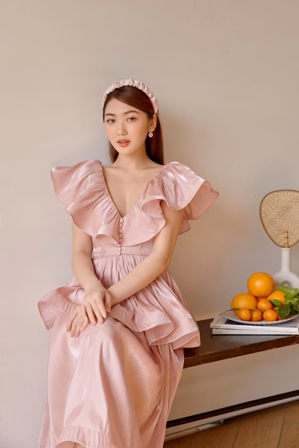 Cô nhận được nhiều tình cảm của dân mạng nhờ lối nói chuyện lưu loát, nhẹ nhàng trong các video.