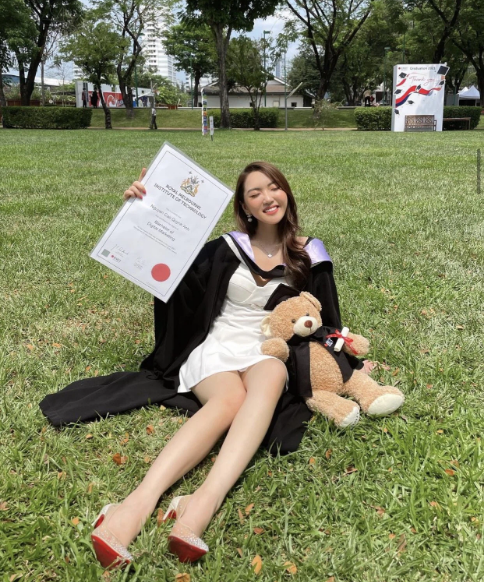 Mới đây, nữ beauty blogger Chloe Nguyễn hào hứng cho biết cô đã tốt nghiệp Đại học RMIT - ngôi trường mệnh danh dành cho giới "con nhà giàu". Hình ảnh rạng ngời của cô trong lễ tốt nghiệp nhanh chóng gây chú ý với netizen.