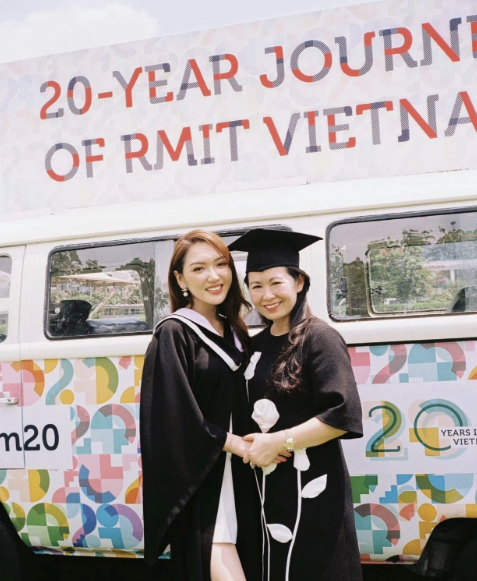 Trong trang phục áo cử nhân, Chloe Nguyễn khoe nhan sắc xinh đẹp, rạng ngời đúng chuẩn tiểu thư con nhà giàu.