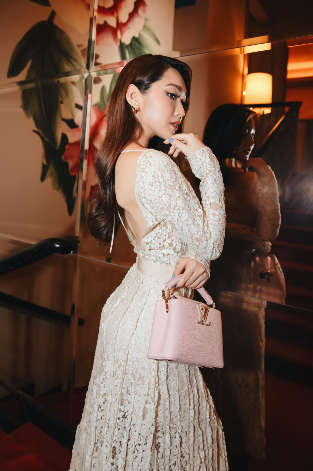 Ngoài ra, Chloe Nguyễn còn được biết đến là một rich kid, bởi cô xuất thân từ gia đình "trâm anh thế phiệt", có truyền thống kinh doanh bất động sản.