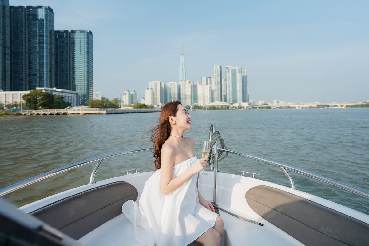 Nhờ ngoại hình trong sáng, cách nói chuyện tinh tế, Chloe Nguyễn trở thành cái tên nổi tiếng trong cộng đồng beauty blogger, và là gương mặt đại diện cho nhiều nhãn hàng làm đẹp.