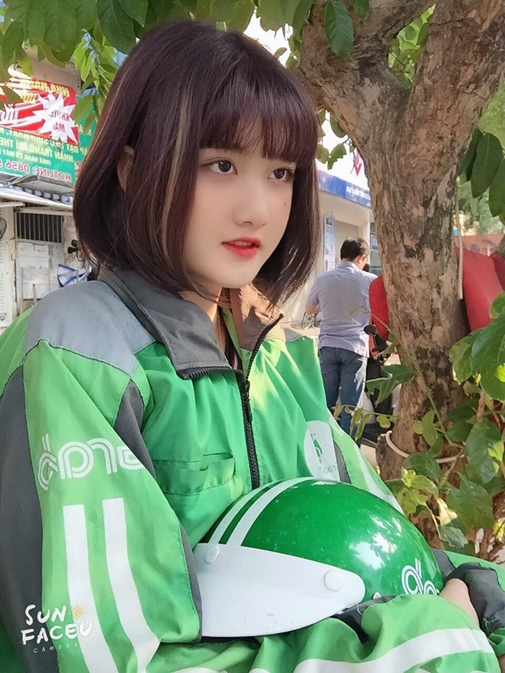 Sau gần 2 năm bất ngờ nổi tiếng, cuộc sống của Hằng đã có không ít thay đổi. Đặc biệt gu thời trang của gái xinh này cũng có sự đổi khác.