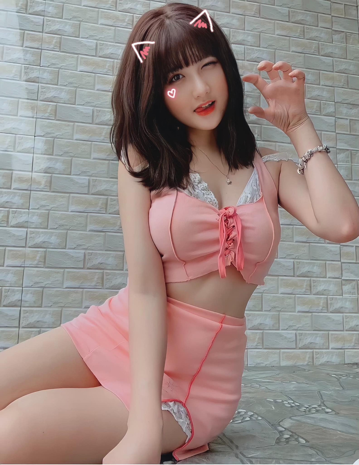 Với lợi thế về vóc dáng, Hằng mong muốn tận dụng được hết thế mạnh của bản thân trong công việc người mẫu.