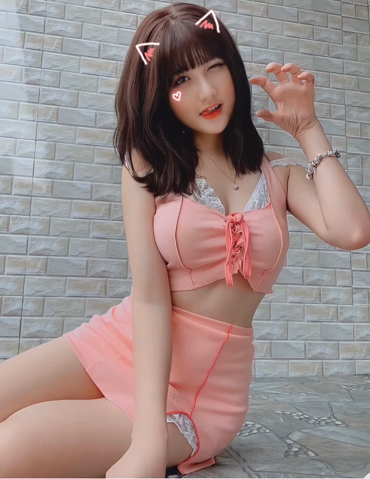 Với lợi thế về vóc dáng, Hằng mong muốn tận dụng được hết thế mạnh của bản thân trong công việc người mẫu.