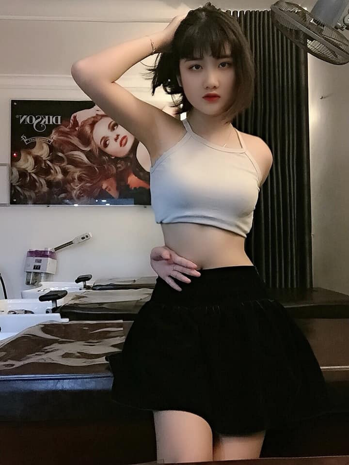 Mặc dù thử thách này đã có từ lâu, nhưng vì nhan sắc và vóc dáng của hot girl 2k Phạm Thị Hằng quá nổi trội nên cô vẫn nhận được sự quan tâm lớn. Sau khi tìm hiểu thông tin, ai cũng tá hỏa vì đây chính là cái tên quen mặt trên MXH thời gian trước đây.