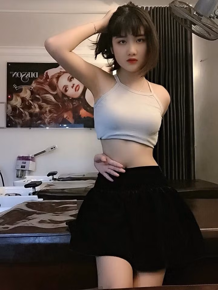 Mặc dù thử thách này đã có từ lâu, nhưng vì nhan sắc và vóc dáng của hot girl 2k Phạm Thị Hằng quá nổi trội nên cô vẫn nhận được sự quan tâm lớn. Sau khi tìm hiểu thông tin, ai cũng tá hỏa vì đây chính là cái tên quen mặt trên MXH thời gian trước đây.