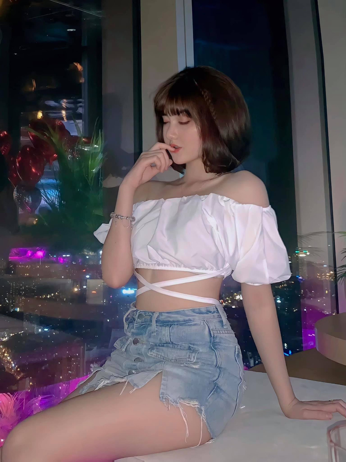 Cô được cộng đồng mạng gọi với biệt danh "Hằng Dâu Tây" bởi sự ngọt ngào, quyến rũ trong mỗi bộ ảnh gợi cảm.