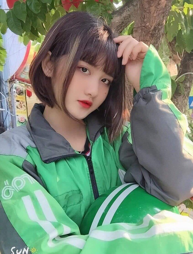 Cách đây gần 2 năm, hình ảnh Phạm Thị Hằng trong bộ đồng phuc Grabbike xinh đẹp đã từng gây bão mạng xã hội.