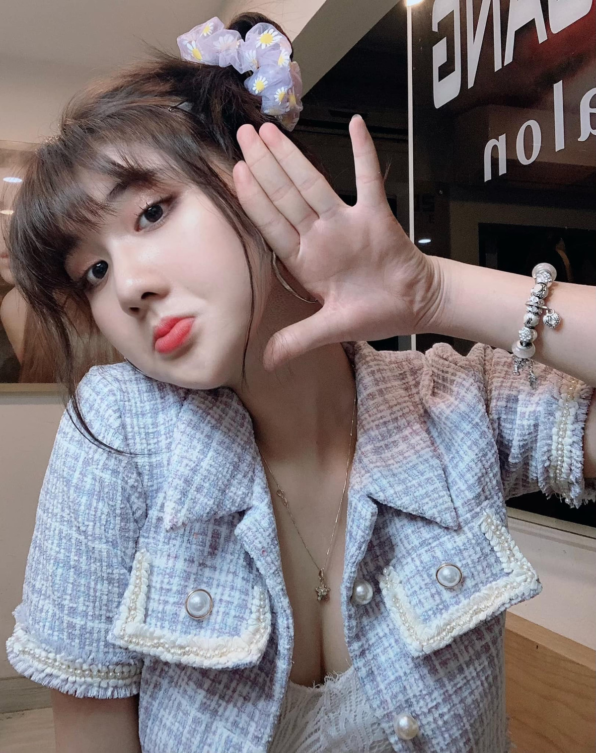 Cô gái này hiện là cái tên khá nổi trong cộng đồng nhiếp ảnh. Cô nàng làm mẫu ảnh thời trang, mỹ phẩm để kiếm thêm thu nhập.