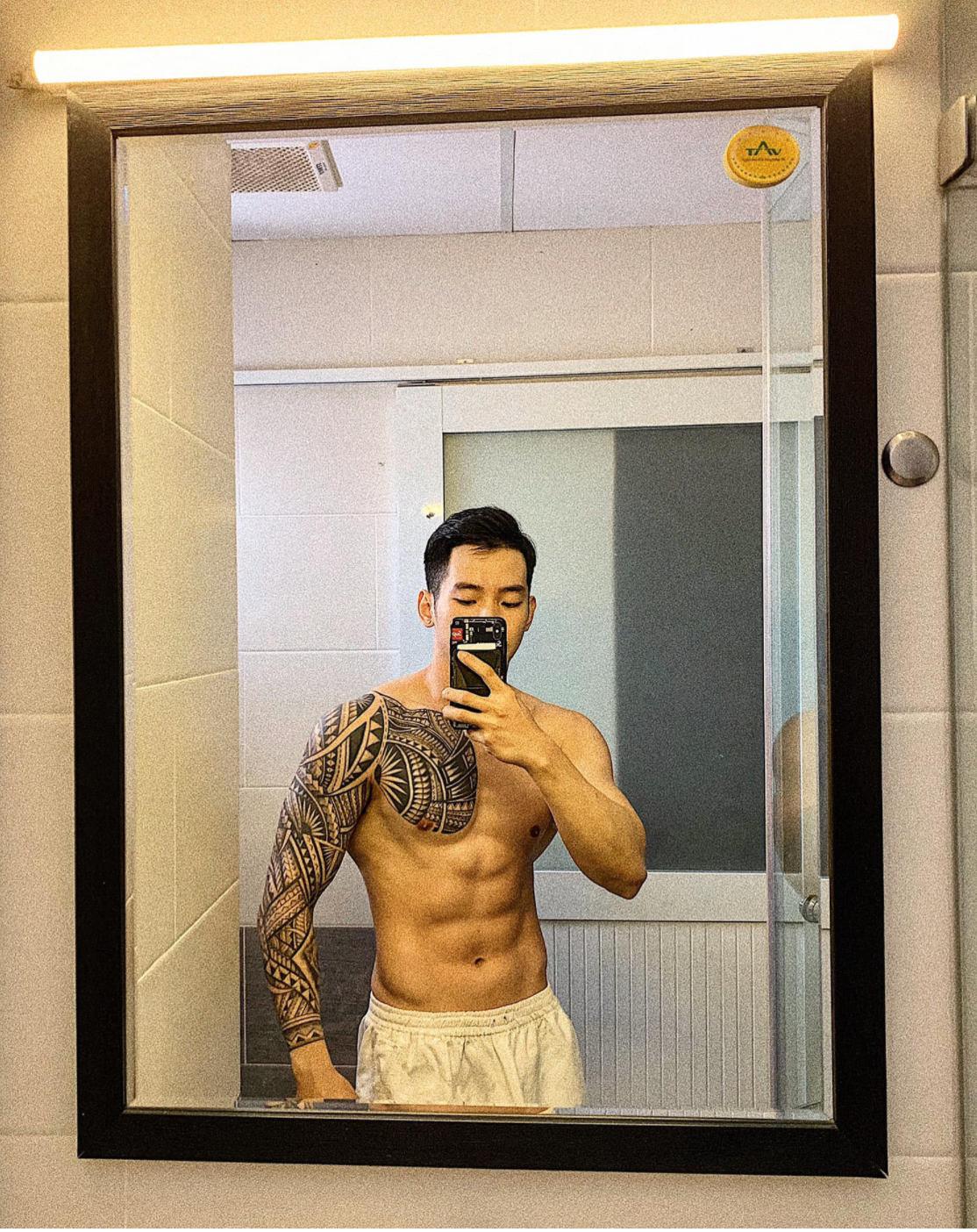 Được biết, anh chàng từng làm người mẫu ảnh và hiện đang sở hữu một công ty chuyên về truyền thông.