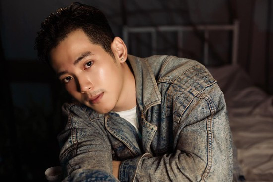 Cách đây 5 năm, Phú Thịnh được nhiều bạn trẻ yêu thích khi xuất hiện trong phim "Nếu như em quên anh" của đạo diễn Luk Vân. Anh chàng được nhận xét có vẻ điển trai như một hot boy Hàn Quốc, sẵn sàng làm xiêu lòng nhiều cô gái.