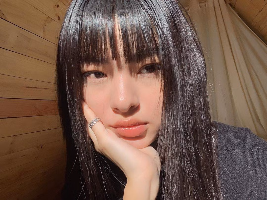 Thời gian qua, kiểu tóc và cách ăn mặc của Tú Hảo khiến cô bị nhầm với fashionista Châu Bùi.