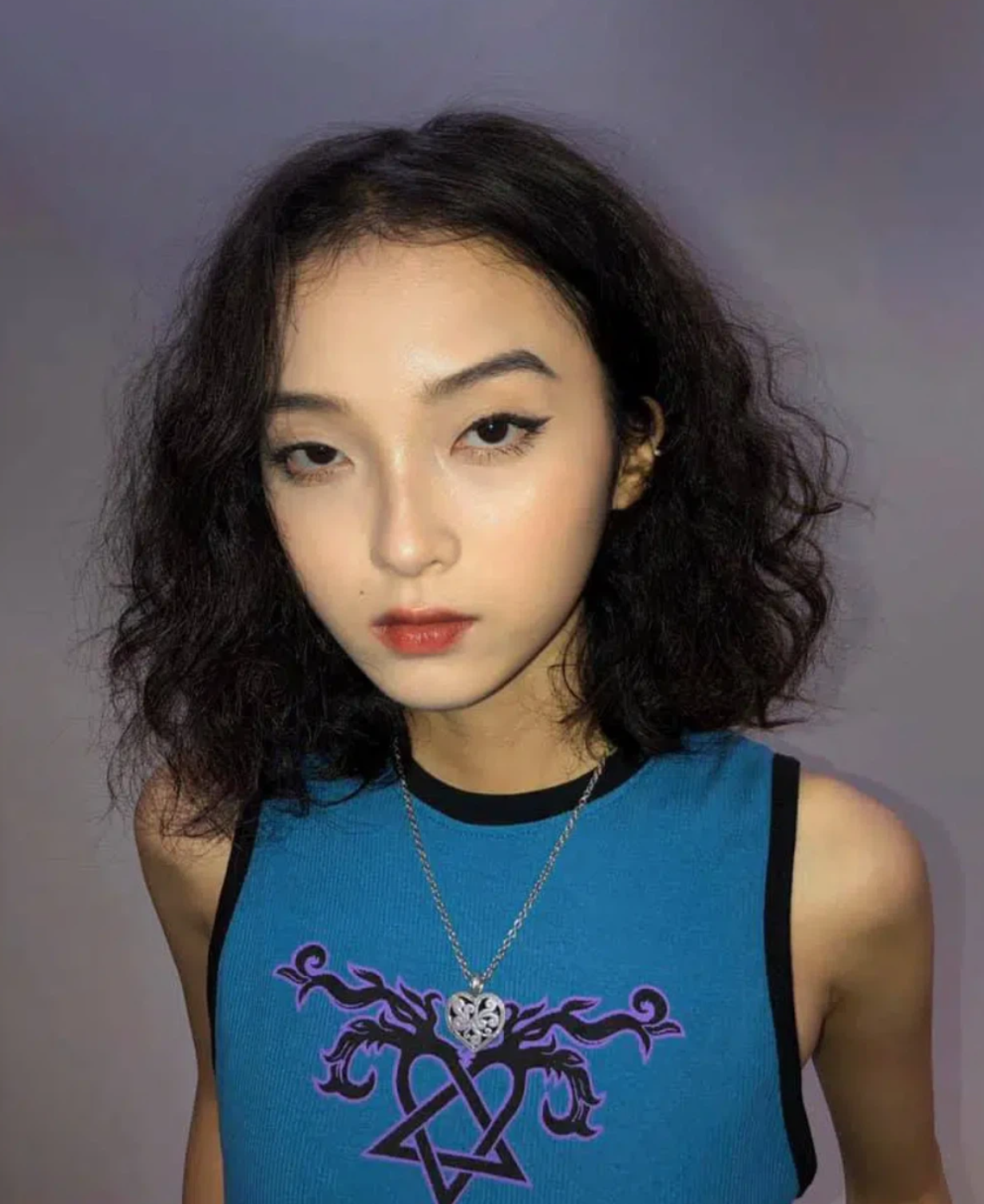 May mắn được xuất hiện trên một fanpage trường Báo, nữ sinh 2k2 này nhận được sự quan tâm vì ngoại hình, gương mặt có nét giống với fashionista Châu Bùi.