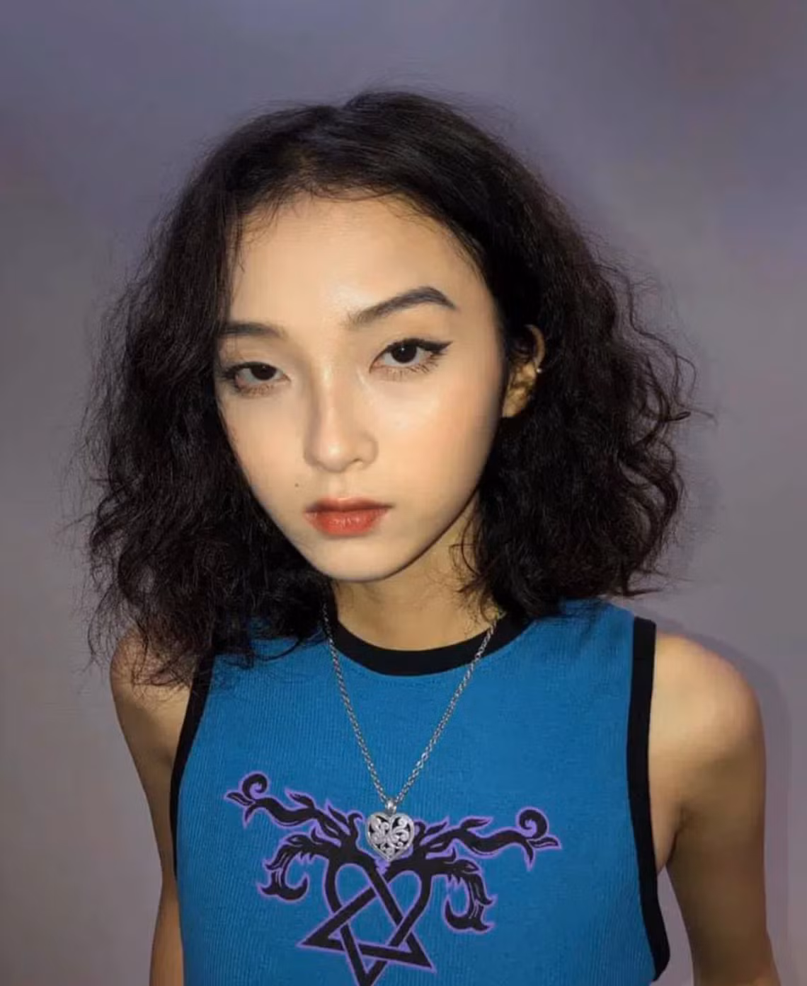 May mắn được xuất hiện trên một fanpage trường Báo, nữ sinh 2k2 này nhận được sự quan tâm vì ngoại hình, gương mặt có nét giống với fashionista Châu Bùi.