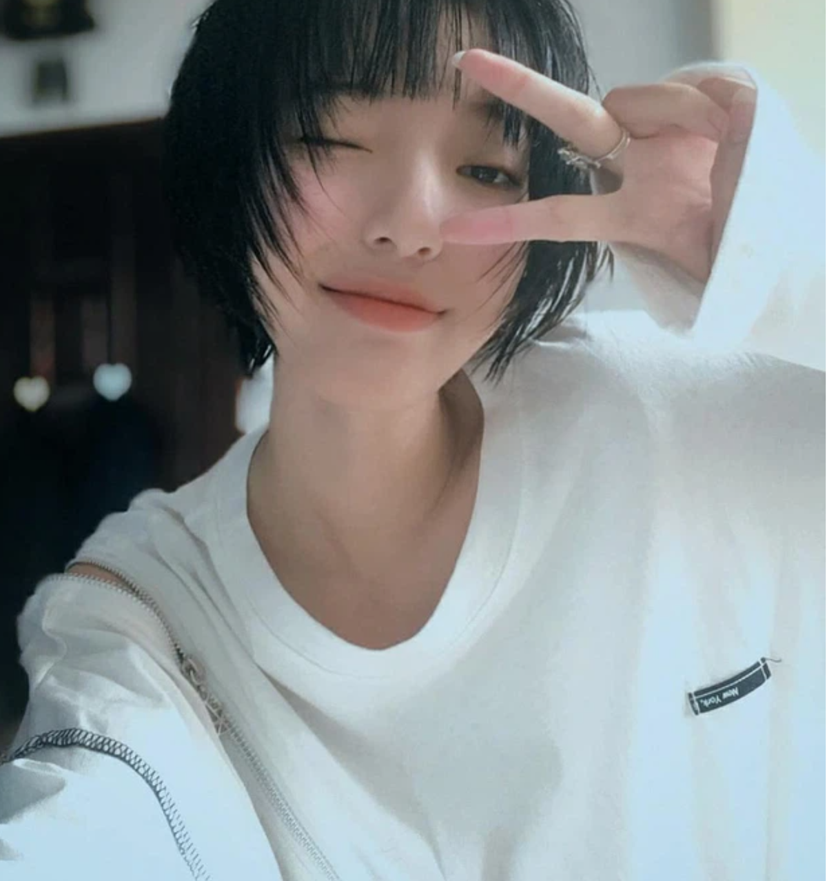 Được biết, "bản sao Châu Bùi" sinh năm 1999, học trường Arena Multimedia tại TP.HCM. Giống như Châu Bùi, Khánh Nhi hiện cũng đang theo đuổi con đường nghệ thuật. Cô nàng là mẫu ảnh tự do kiêm chuyên viên đồ họa.